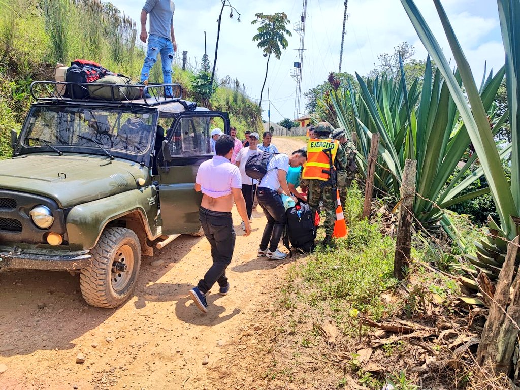 En las vías rurales siempre está un soldado brindando seguridad y tranquilidad a los habs. que se movilizan por estas rutas, es así como tropas del BATOT17 Cozeu #SextaBrigada, a esta hora hacen presencia sobre la vía que conduce al mpio de Ataco, sur del #Tolima. #PlanAyacucho