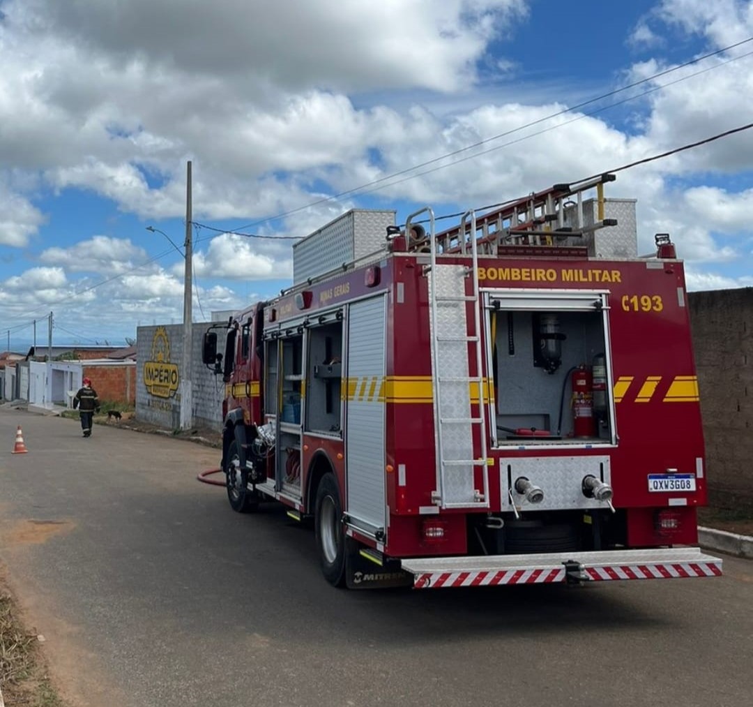 Capelinha 🚒 Hoje (15), #bombeirosmg de Capelinha foram acionados para atender a incêndio em um micro-ônibus em um pátio de uma empresa de peças, no bairro Planalto. As chamas estavam altas e se alastraram rapidamente pelo veículo. Os bombeiros conseguiram debelar o incêndio. 💪