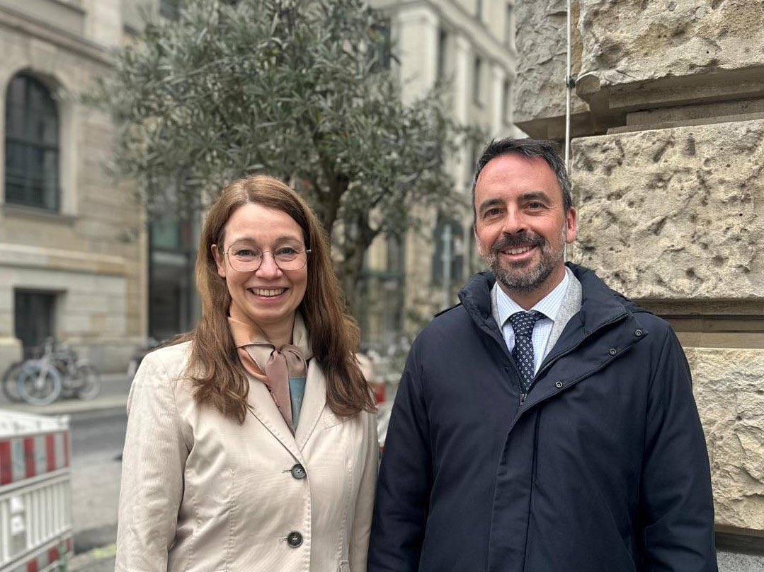 🇩🇪🇪🇸El SE de Justicia, @Manuel_Olmedo, se ha reunido hoy en #Berlín con su homóloga en @bmj_bund, Angelika Schlunck. ▪️Han abordado los desafíos inmediatos del sector Justicia en materia de #digitalización y uso de la #InteligenciaArtificial. 🔗 mjusticia.gob.es/es/institucion…