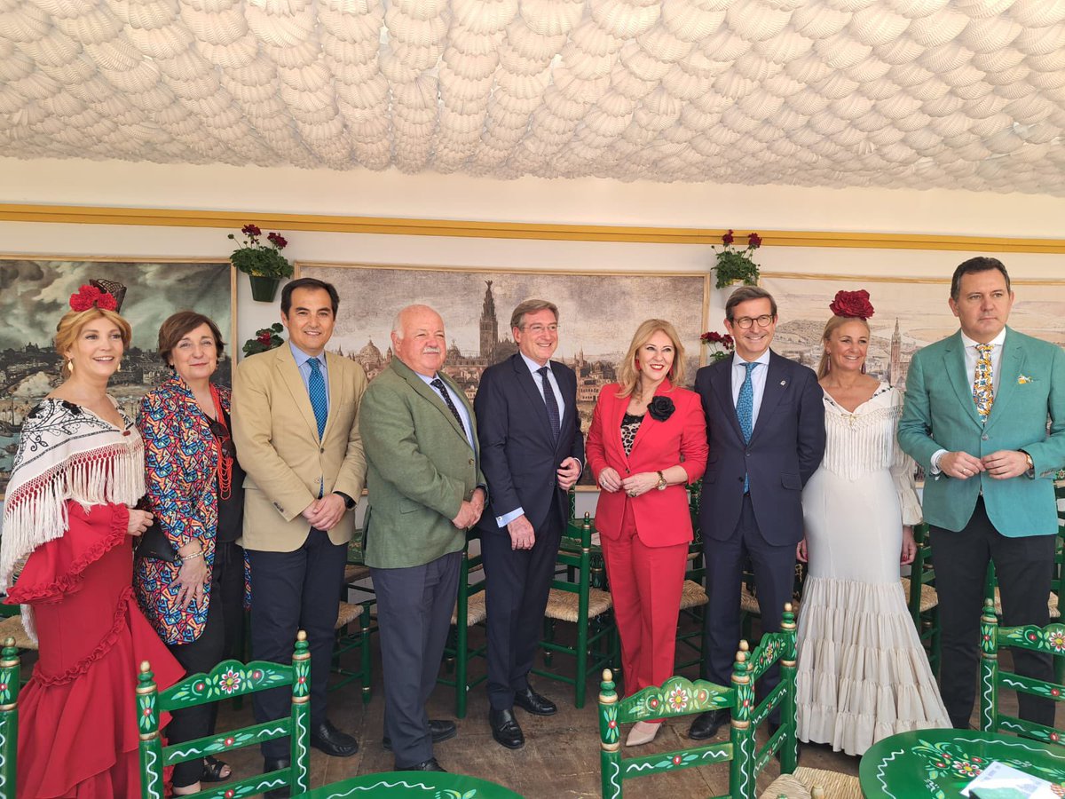 CarolinaEspanaR's tweet photo. La #FeriadeSevilla vuelve a ser punto de encuentro con el tejido social y empresarial de la ciudad.

Instituciones como @PuertoDeSevilla, @EconomistasSE y @camaradesevilla sois imprescindibles para que sigamos creciendo. https://t.co/clhOLpkISa