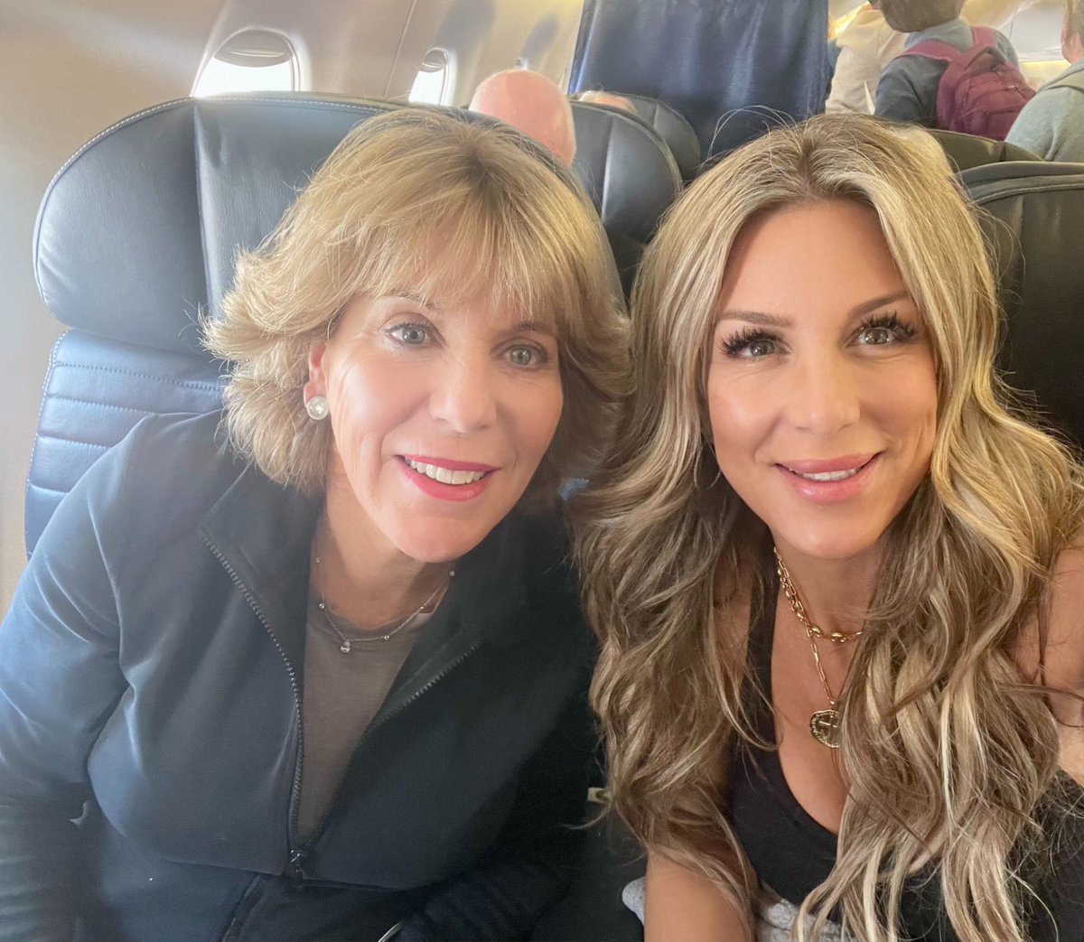 KristiesTeam's tweet image. Not even a Golden Gate bridge closure can hold us back! Made it to SFO on time for our flight. ✈️ 
#momdaughtertrip #spaweek #healthyhabits #workhardplayhard #luckyme #letsdothis