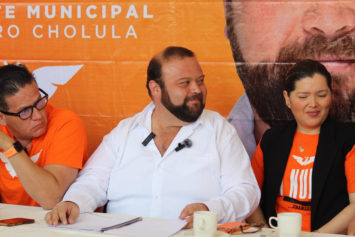 Hoy_informativo's tweet photo. NuevaAlianza, que a nivel estatal va en coalición con #Morena, decidió declinar a favor de #MovimientoCiudadano en San Pedro Cholula y respaldar al candidato @isaurolopez #Chawaro. El empresario cholulteca podría obtener buenos votos para el partido naranja. Vía @AlbertoMelchorM https://t.co/J4PgoRvq11