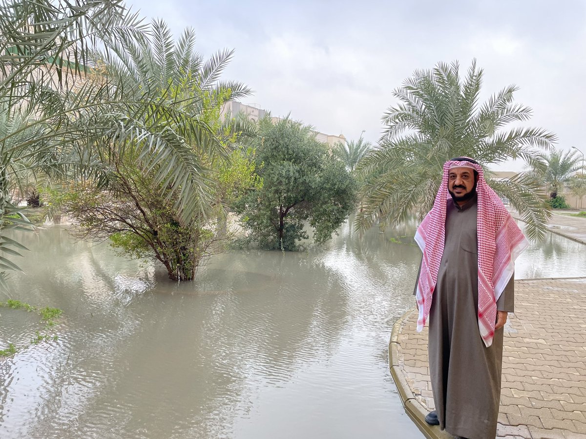 انتقل إلى رحمة الله تعالى 
أخونا وجارنا وأحد رواد مسجد الرويح بمنطقة عبدالله المبارك .
أخونا العزيز عبدالله فرحان العنزي ( ابو يوسف ) .
كان رحمه الله حمامة مسجد ، ومحبوبا بين الناس ، وكان محبّا للدِّين ، غيورا على حرمات المسلمين .
ابتلاه الله بالمرض العضال فكان صابرا محتسبا حتى