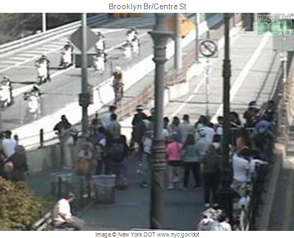 On the #Manhattan side of the #BrooklynBridge, looks like #NYPD has blocked access to the pedestrian walkway. A large group of demonstrators made their way into the Manhattan bound travel lanes, closing the bridge to Manhattan. #Brooklyn @wcbs880 @wcbs880traffic