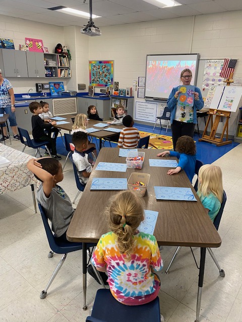 PKCarsonBarnes's tweet photo. Artsy Thursday with Mrs. White. PreK was able to create mosaic flowers inspired by Alma Thomas. #WOYC24 @Smith_Seabees #unitingourworld #letstalkaboutECE https://t.co/oiG7onZQjm