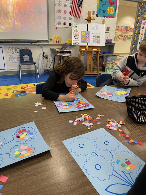 PKCarsonBarnes's tweet photo. Artsy Thursday with Mrs. White. PreK was able to create mosaic flowers inspired by Alma Thomas. #WOYC24 @Smith_Seabees #unitingourworld #letstalkaboutECE https://t.co/oiG7onZQjm