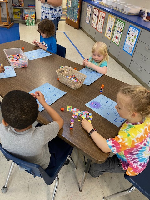 PKCarsonBarnes's tweet photo. Artsy Thursday with Mrs. White. PreK was able to create mosaic flowers inspired by Alma Thomas. #WOYC24 @Smith_Seabees #unitingourworld #letstalkaboutECE https://t.co/oiG7onZQjm