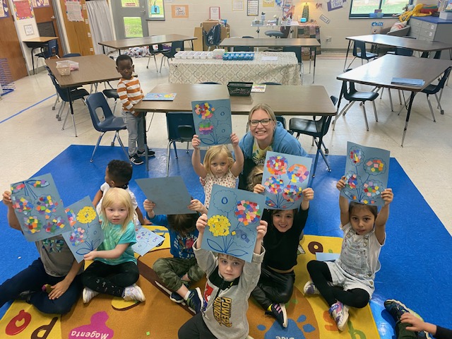 PKCarsonBarnes's tweet photo. Artsy Thursday with Mrs. White. PreK was able to create mosaic flowers inspired by Alma Thomas. #WOYC24 @Smith_Seabees #unitingourworld #letstalkaboutECE https://t.co/oiG7onZQjm