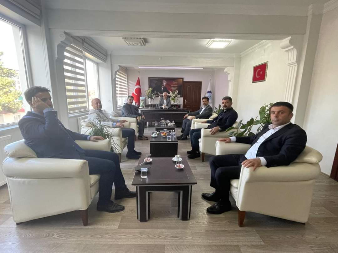Zikte_Surkap's tweet photo. Bingöl İl Özel İdaresi Genel Sekreter Yardımcısı, bölgemizin kıymetli bürokratlarından, çalışkan, dürüst ve işinin ehli olan Sn. Muhittin AĞIN beyi makamında ziyaret ettik. Çalışmalarında başarılar dileriz. https://t.co/miWMF677Pr