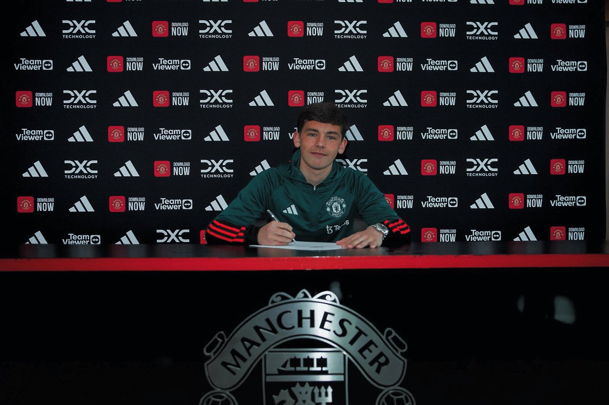 Shealacey10's tweet photo. Proud moment for me and my family signing my first professional contract at this club @ManUtd ❤️😁 https://t.co/J4pRgk8qiv