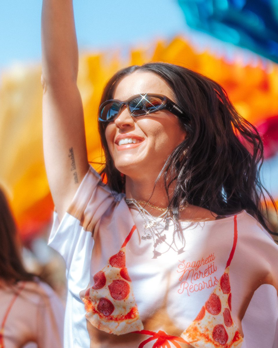 Katy Perry came out as a surprise guest during Mia Moretti’s set at the Do LaB stage. #Coachella  📸: Jamal Eid