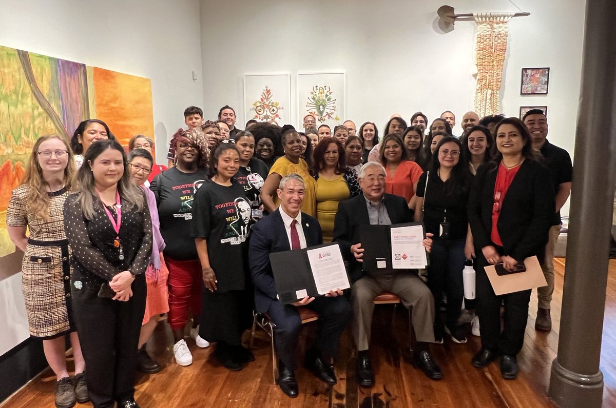 We applaud @JudgePeterSakai (Bexar County)/San Antonio’s Mayor @Ron_Nirenberg for signing “Sevilla Declaration on the Centrality of Communities in the #HIV Response” during a ceremony today. @COSAGOV iapac.org/files/2022/10/…