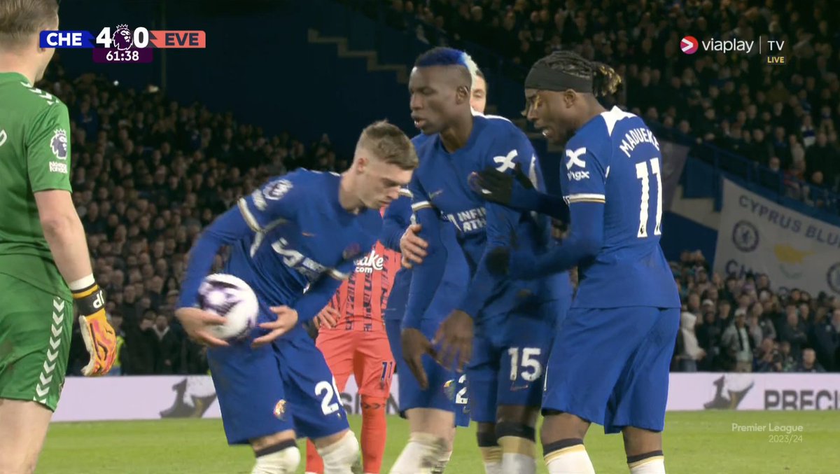 THIS IS ABSOLUTELY EMBARRASSING BEHAVIOUR BY NICOLAS JACKSON FOR COLE PALMER ..!!

#CHEEVE