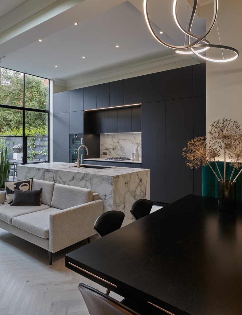 #kitchen #kitchenideas #kitchendesign #openplan #structure #storage #dining #interiors #interiorstyle #luxurylifestyle #bespokecupboards #bespokejoinery #interiordesign #customfurniture#homeaccessories #dark #moody #marble #lighting

@poggenpohlkitchens

📷 #raymain57 @raymain57