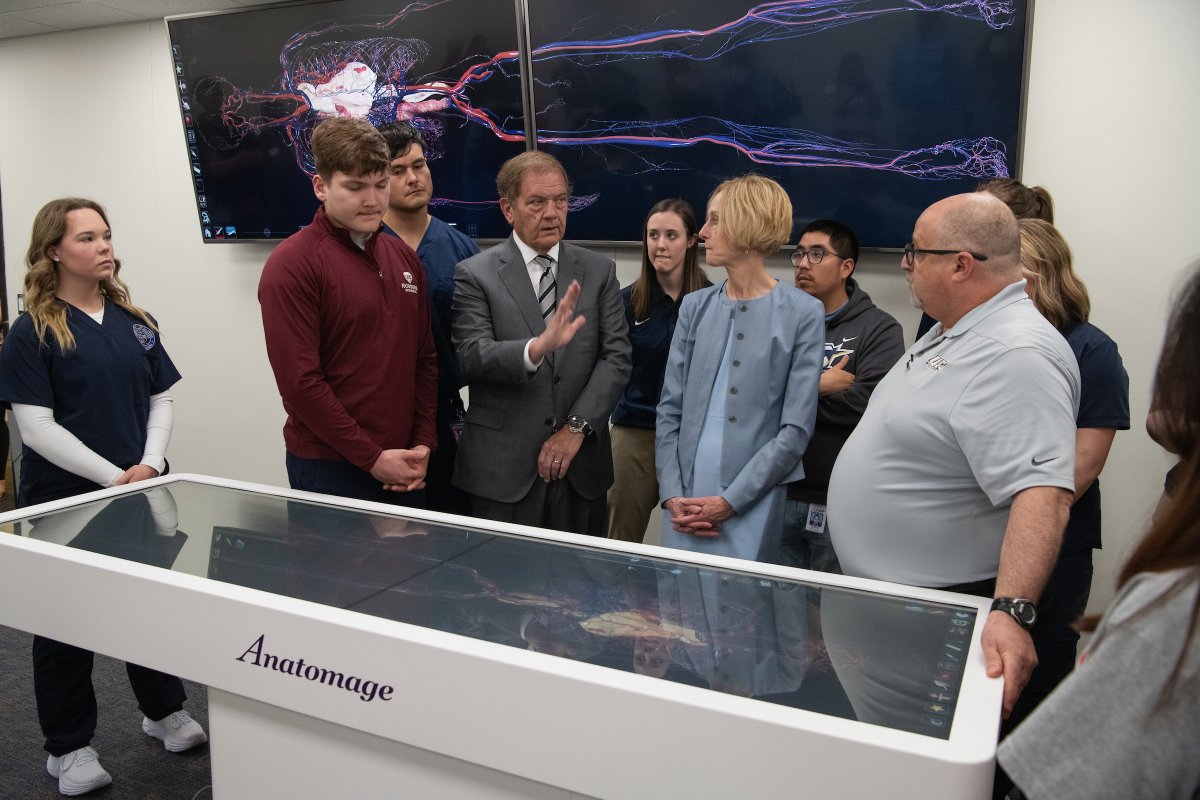 #UISedu and @UICNursing Springfield unveiled two new anatomage tables today that were donated by @ChooseMemorial. The high-tech tables let students fully visualize and learn about human anatomy layer by layer. ➡️ Read More: go.uis.edu/AnatomageTables