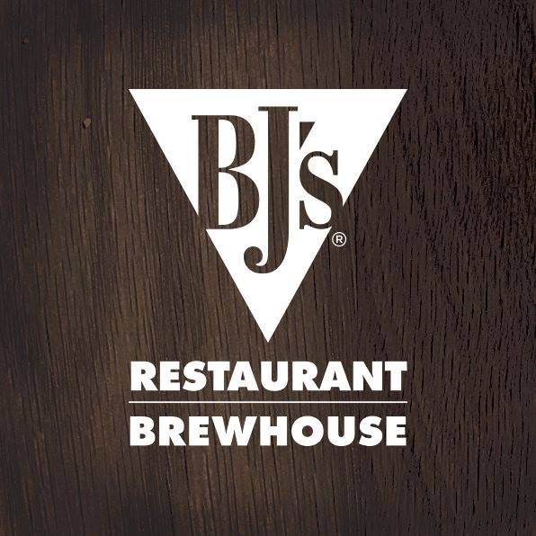 Get ready to unwind at @bjsrestaurants in #TheStreetsofBrentwood! Swing by for Happy Hour every Monday through Friday from 3:00-7:00 p.m. or Sunday through Thursday from 9:00 p.m. to close. Bring your friends and make your way to their bar or patio. 🍹🍻🎉