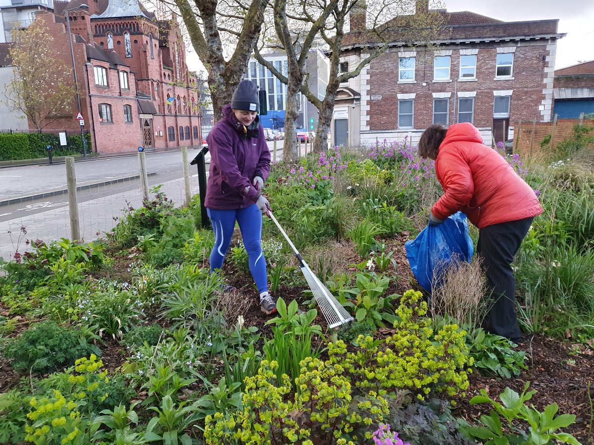 When four went mulching with @elainecresswll Well done Chris on his first task!! Next Monday we are with @FOEP10 new members (runners and non runners) welcome to join us! goodgym.org/happenings/tea…