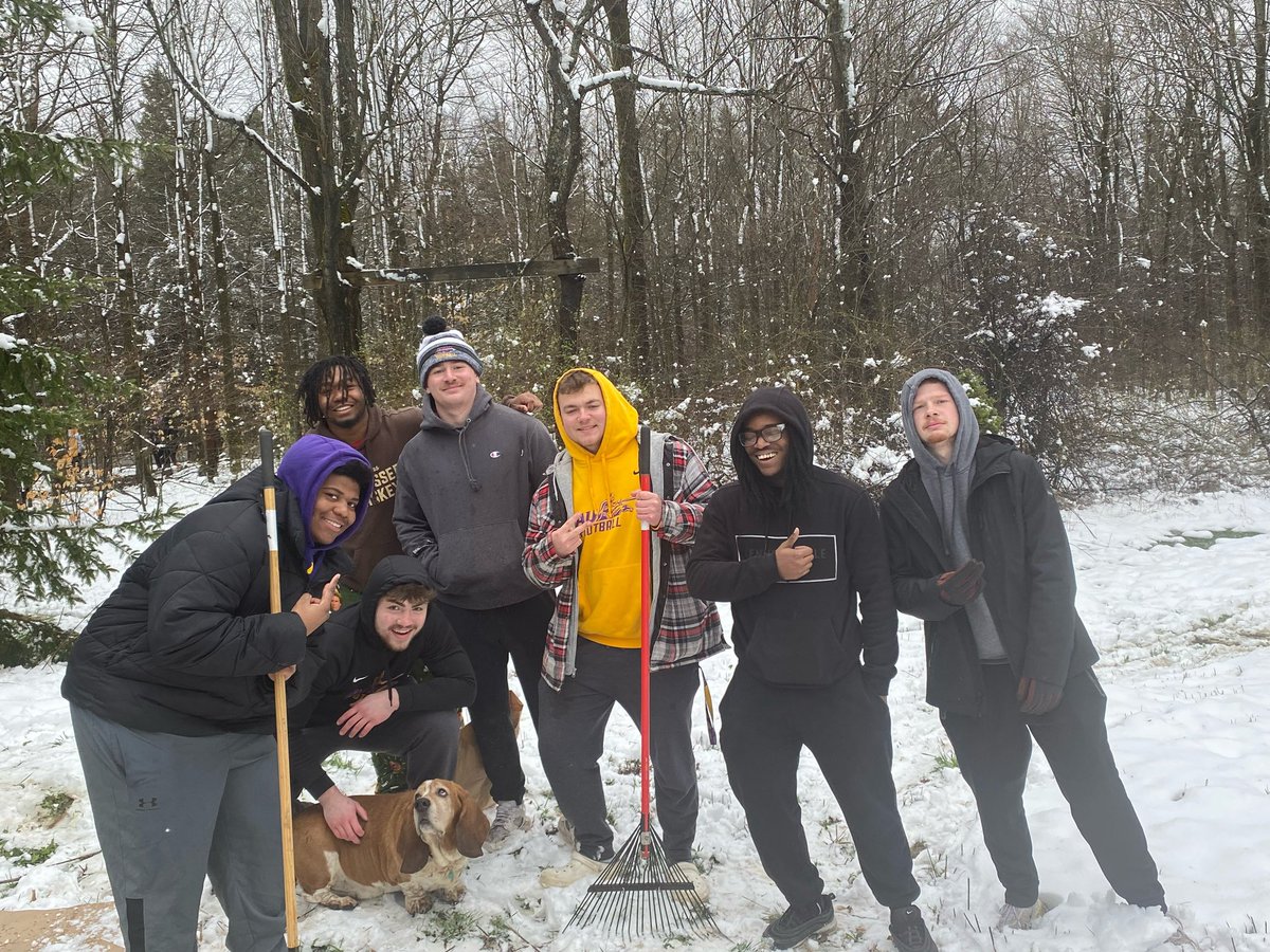AUSaxonFootball's tweet photo. The community clean up in the magic valley is a one of a kind tradition!

#SharpenYourSword⚔️🟣🟡⚔️ https://t.co/OzubACT8Hb