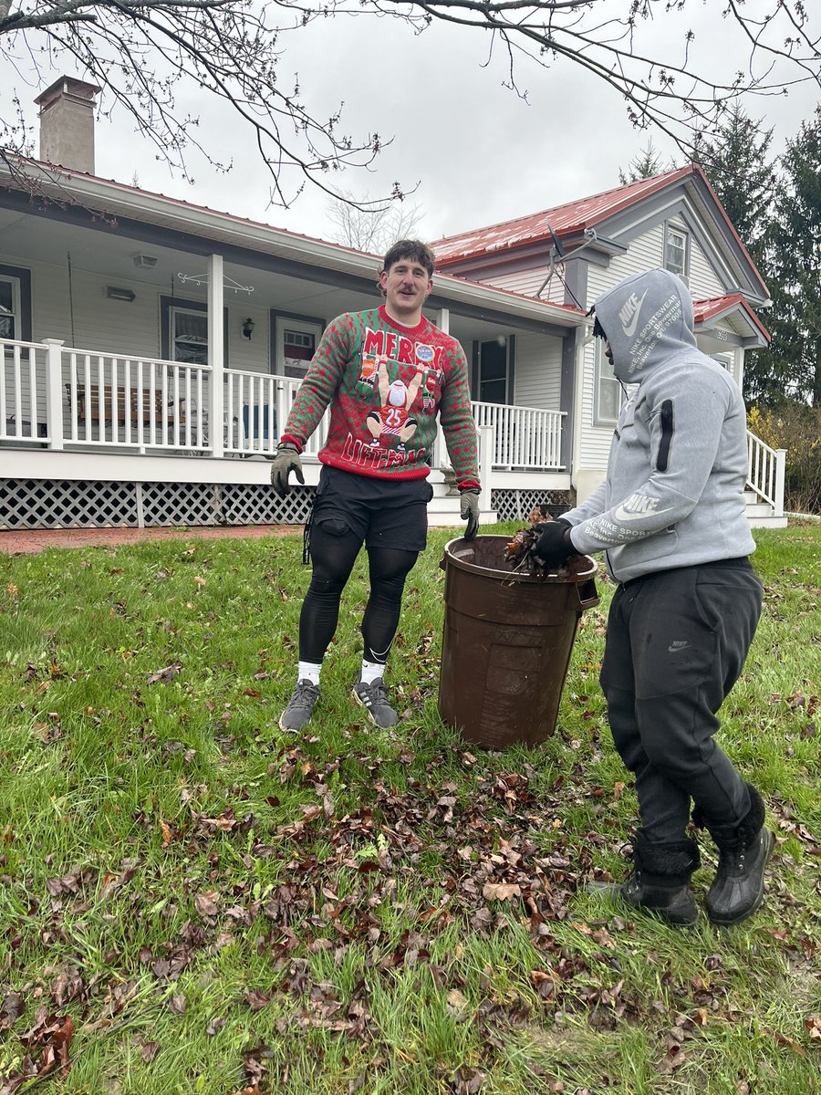 AUSaxonFootball's tweet photo. The community clean up in the magic valley is a one of a kind tradition!

#SharpenYourSword⚔️🟣🟡⚔️ https://t.co/OzubACT8Hb