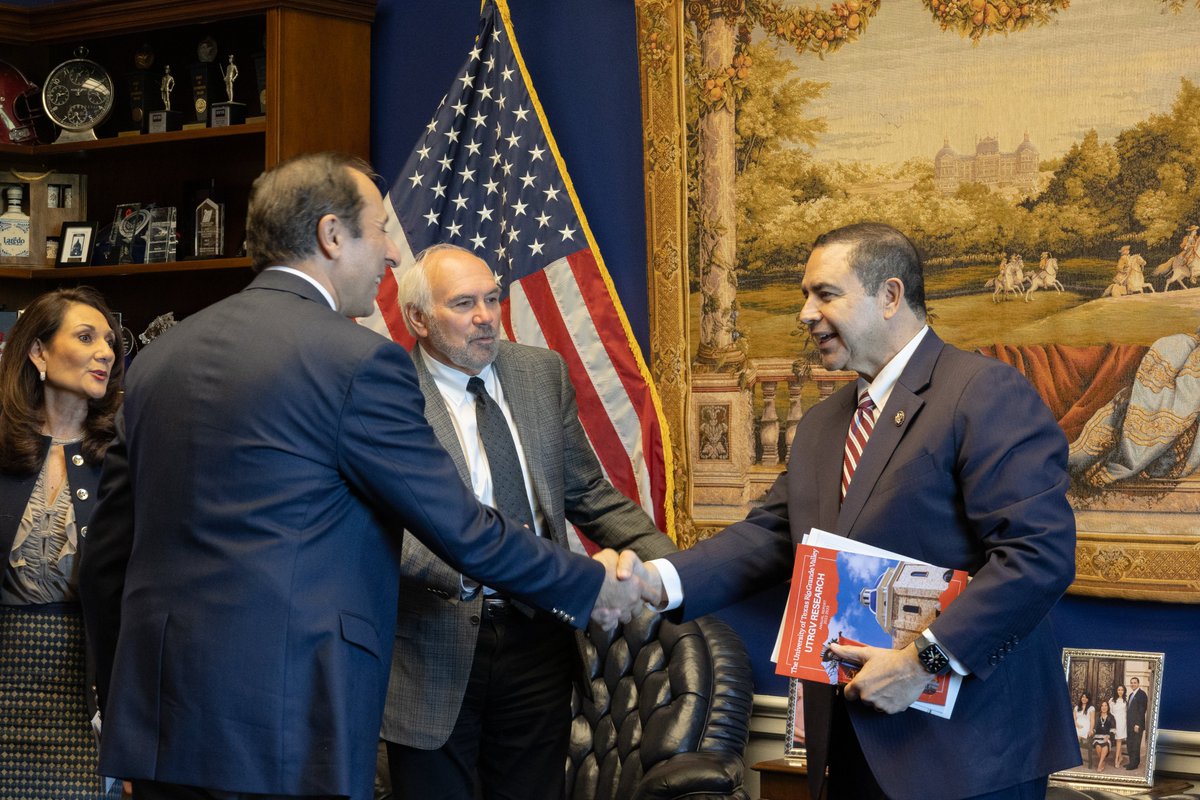 Great to see @utrgv President Dr. Guy Bailey today and discuss ways to support South Texas universities. As a former college professor, I am committed to securing federal resources to improve higher education. #RallyTheValley #UTRGV