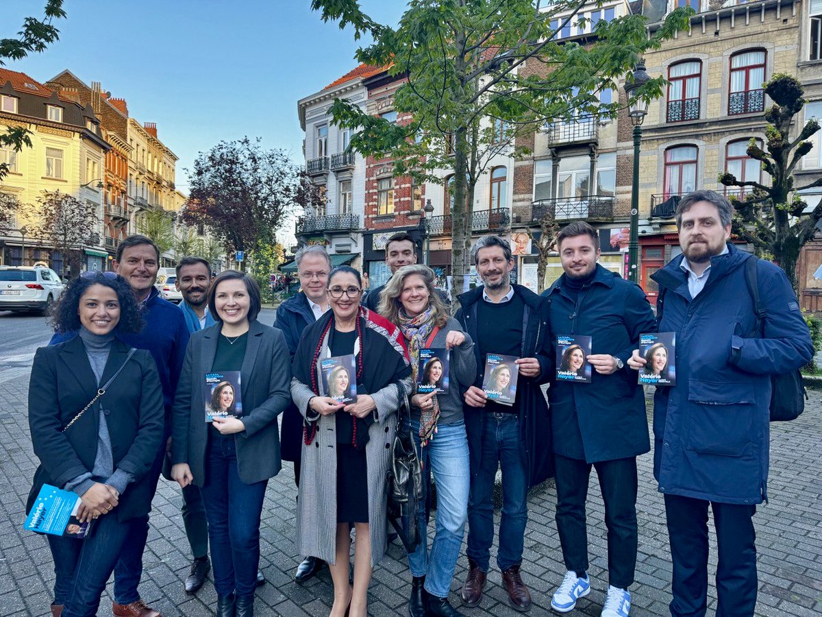 Belle après-midi de tractage sous le soleil de #bruxelles avec le soutien chaleureux de la Ministre @FadilaKhattabi et des militants de @Renaissance @MoDemBNL et @HorizonsLeParti pour soutenir la liste de @ValerieHayer @BesoindEurope