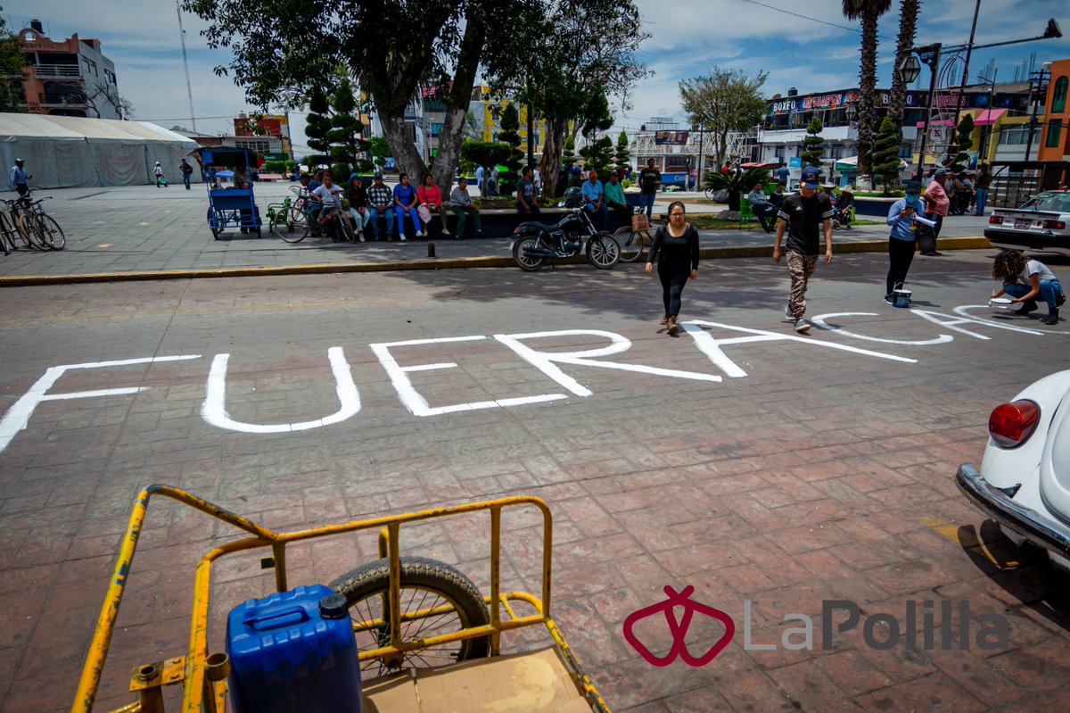LaPolillaMX's tweet photo. 🚨Ciudadanos de #Zacatelco marchan pidiendo la destitución del Alcalde Hildeberto Pérez "El Cachorro" por inseguridad, tras la muerte de un taxista y el linchamiento de un policía 🚨🪧🚨

📸 Edgar Hernández // EsImagen #Tlaxcala #LoVíEnLaPolilla✍🏻

https://t.co/2wWGyWyPbT https://t.co/NM5K3gDxtZ