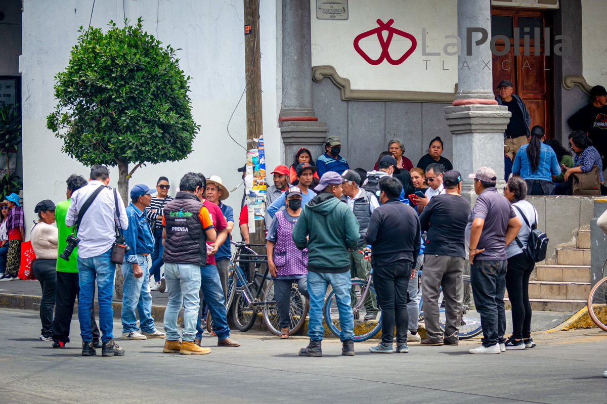 LaPolillaMX's tweet photo. 🚨Ciudadanos de #Zacatelco marchan pidiendo la destitución del Alcalde Hildeberto Pérez "El Cachorro" por inseguridad, tras la muerte de un taxista y el linchamiento de un policía 🚨🪧🚨

📸 Edgar Hernández // EsImagen #Tlaxcala #LoVíEnLaPolilla✍🏻

https://t.co/2wWGyWyPbT https://t.co/NM5K3gDxtZ