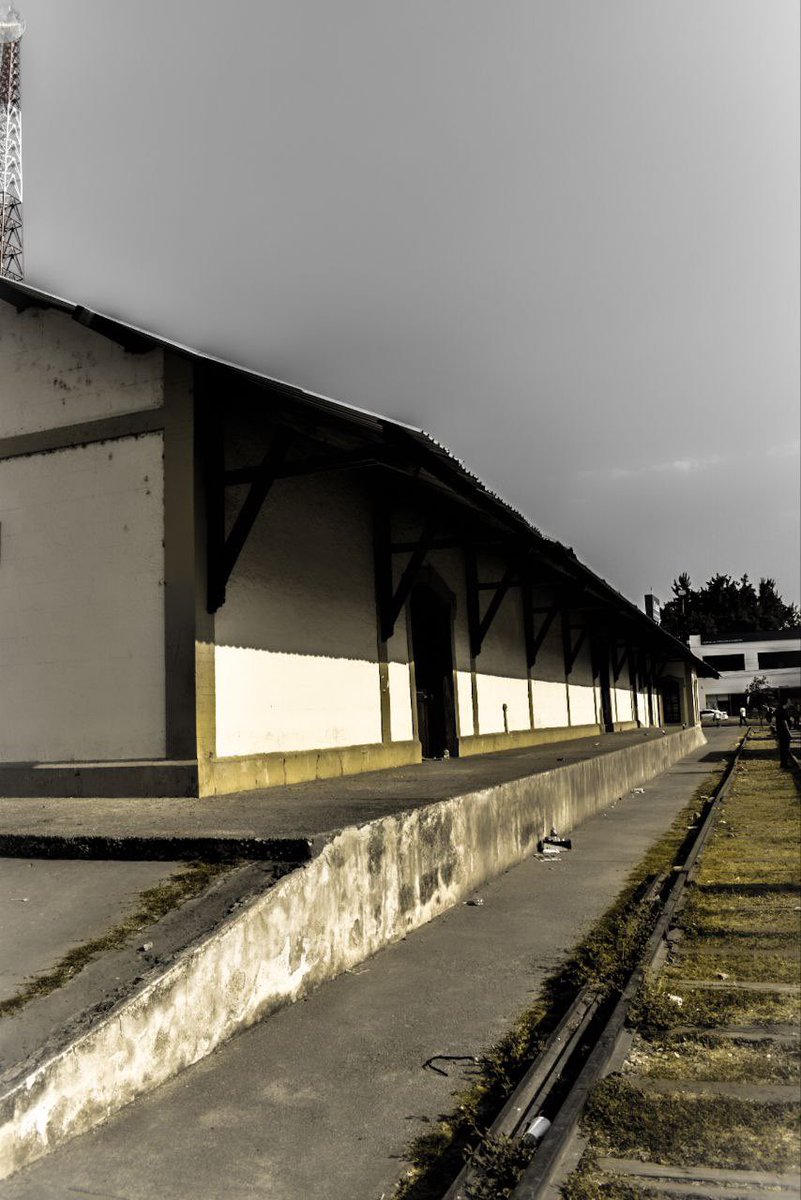 «Todos dicen que quieren ser libres. Saca el tren de las vías y es gratis, pero no puede ir a ninguna parte». #ZZ 
📍Antigua Estación de Tren, Ciudad Guzmán Jalisco.
#Photography #traveling #Landscape #RailwayViews  #TrainTracks #RailroadLife #RailwayPhotography.