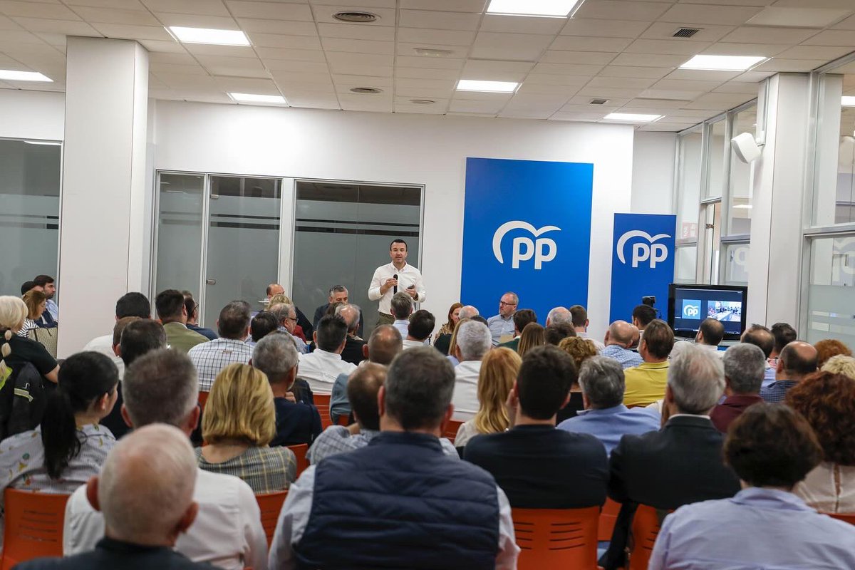 Celebrem el Comité Executiu de @popularsval per a fer balanç i marcar les línies estratègiques per a continuar fent província. Convençuts que el millor està per vindre i per a aconseguir-ho, no hi ha un altre camí possible que treballar, treballar i treballar.