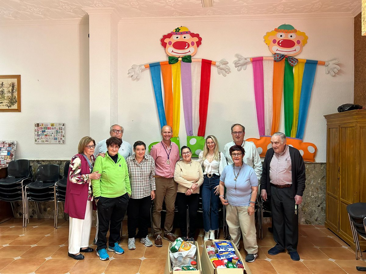 GranPoderAlm's tweet photo. En la tarde de ayer nos trasladamos a Zafra, en concreto al Hospital Santiago,  donde la Diputación de Caridad de nuestra Hermandad hizo entrega de alimentos donados. 

Estos alimentos los donaron los niños de la procesión “La  Burrita” del Domingo de Ramos https://t.co/DUkkH31ZSr