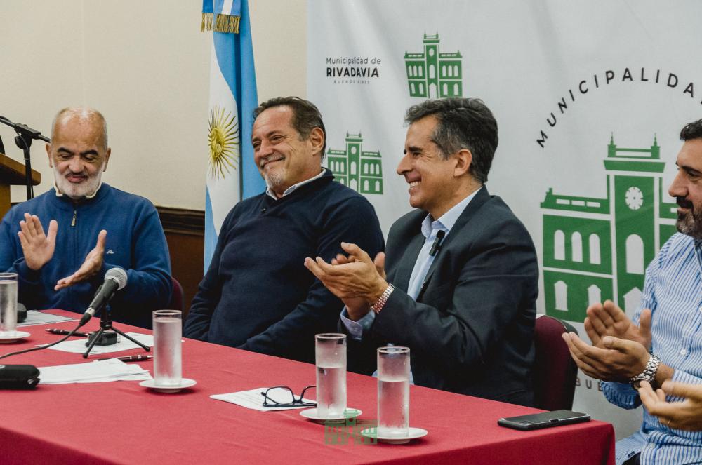 #EstadoPresente l Más casas: @BAProvincia no le afloja a la obra pública, y el Intendente de @Munirivadavia1, @JuanciMartinez1 lo celebra
📌shorturl.at/atKN6