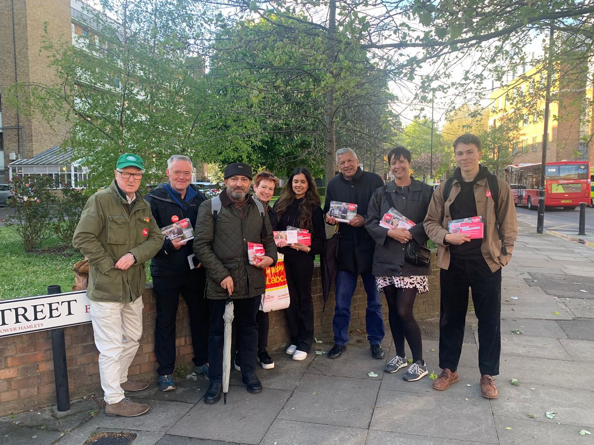 Great to have our wonderful GLA candidates @unmeshdesai and @ellyannab out on the doorstep in the Ocean Estate this evening. If you’ve had a postal ballot, please make sure you send it in with 3 Labour votes!