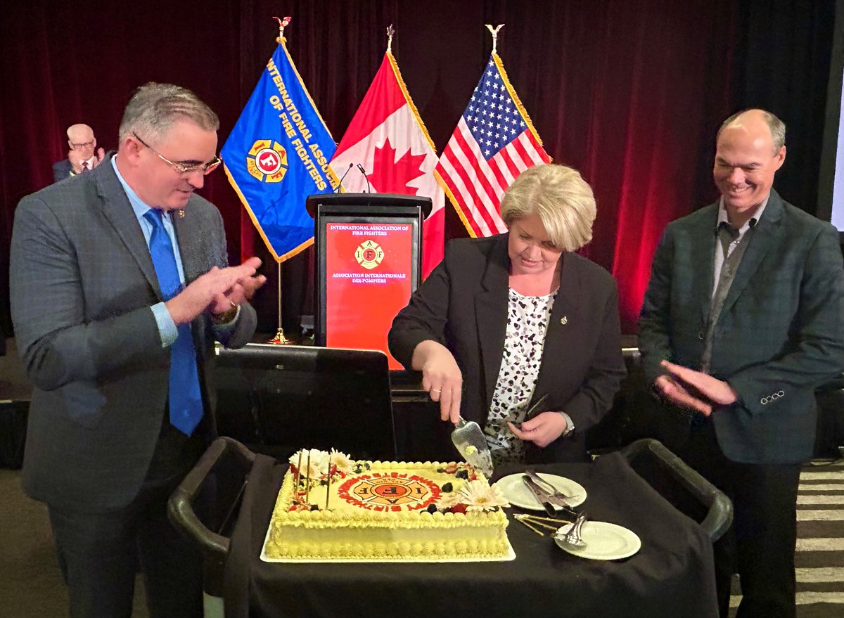 IAFFCanada's tweet photo. Joyeux anniversaire à la députée et membre honoraire de l’#AIP @SherryRomanado.
Nous sommes honorés de pouvoir célébrer avec vous et vous remercier de votre engagement inébranlable envers les pompiers professionnels du Canada!
#IAFFCDNLEG #C224 #polcan https://t.co/U6VU44oTRT