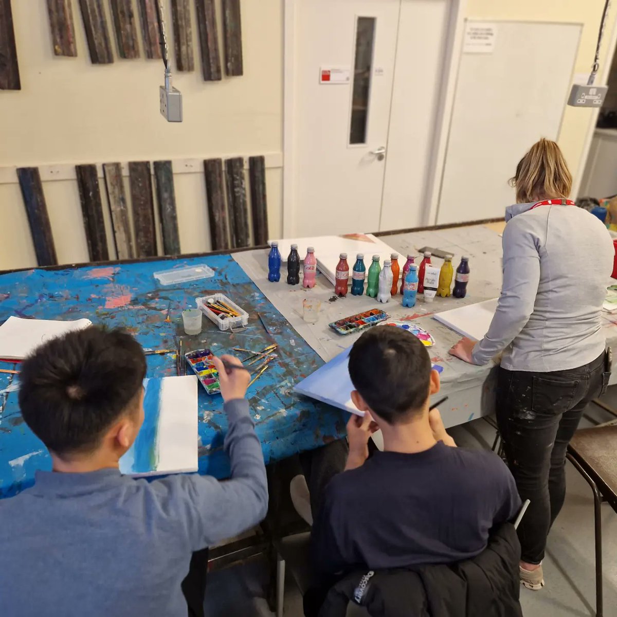 Our art groups are flowing all week! These groups are working within our #arttoheal and #arttoaspire approach. We are super duper happy to see you all! ❤️ #rain 🌧 #wind or #shine 🌞 #art #paint #acrylic #group #focus #present @BdSchoolofArt @BradfordCollege @HortonHousing