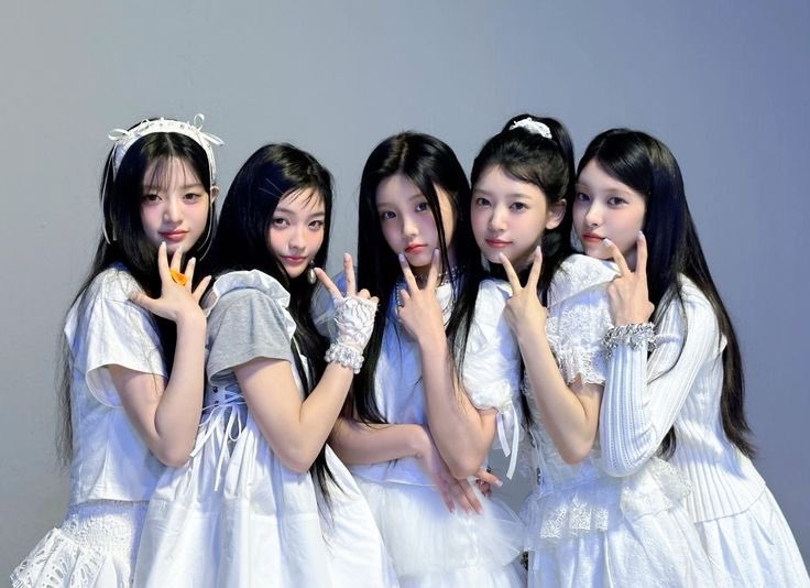 kchartsmaster's tweet photo. ILLIT (@ILLIT_twt) becomes the fastest Korean group in history to enter Billboard Hot 100. https://t.co/gEAF6je2st