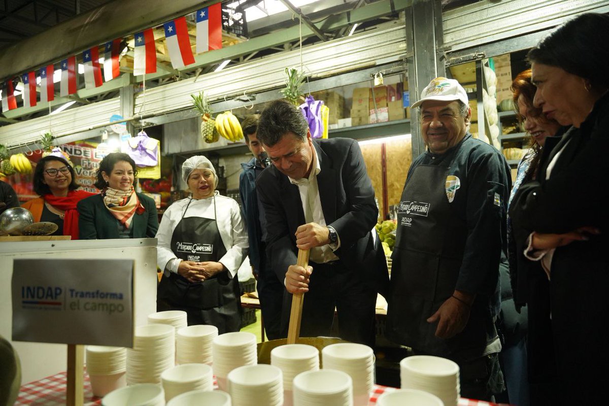 Con ministro @tvalenzuelavt, subse @p_poblete_m, director de @INDAP_Chile Santiago Rojas y sec. ejecutiva de @EligeVivirSano, Paula Rojas, celebramos en La Vega Central el Día de la Comida Chilena con productos que bajaron en la última medición de la Canasta Básica de Alimentos🍎