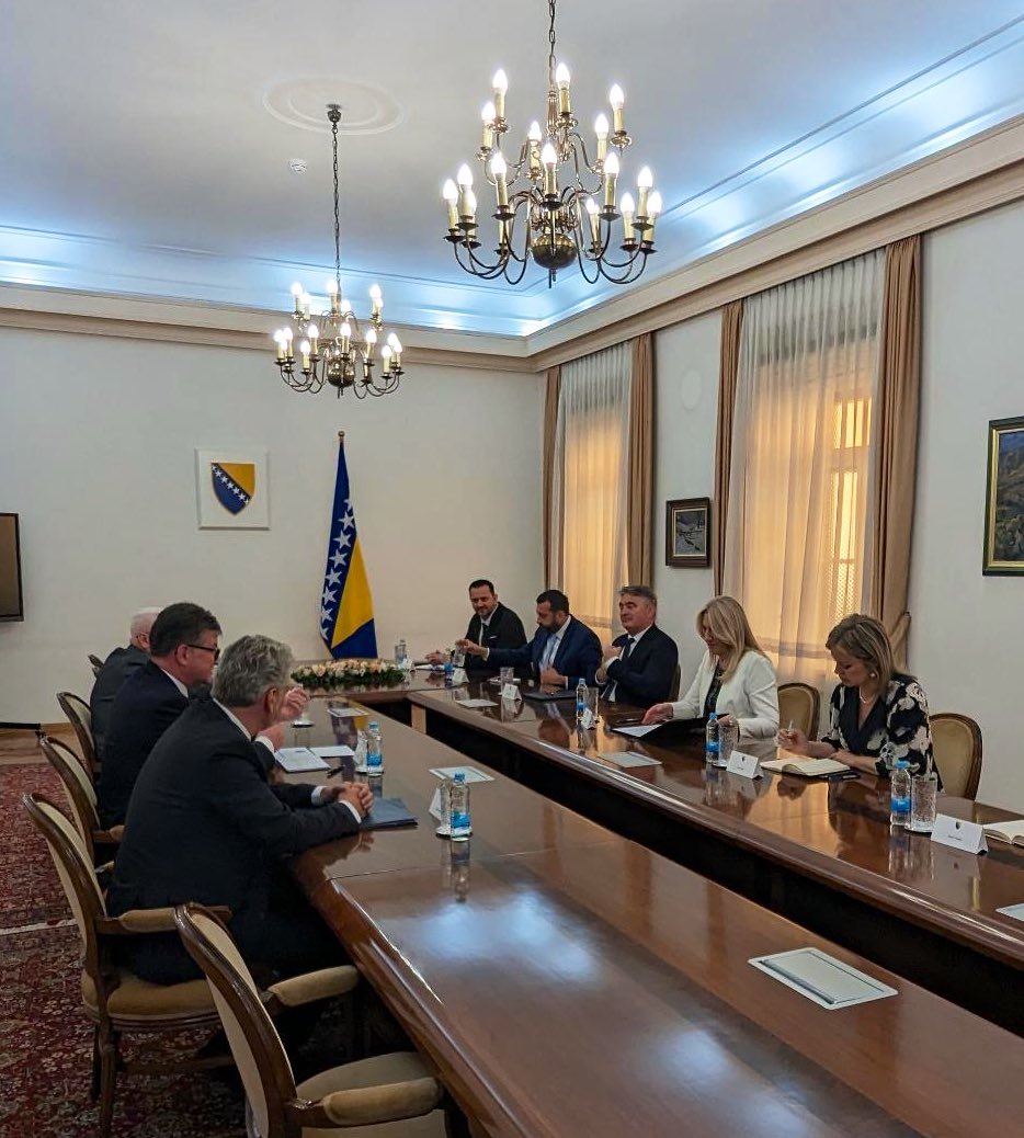 Grateful for the opportunity to listen to different perspectives on the current situation in 🇧🇦 in my meeting with members of the Presidency. We all agreed that 🇧🇦 must seize the current momentum on 🇪🇺 enlargement. There is no alternative to it.