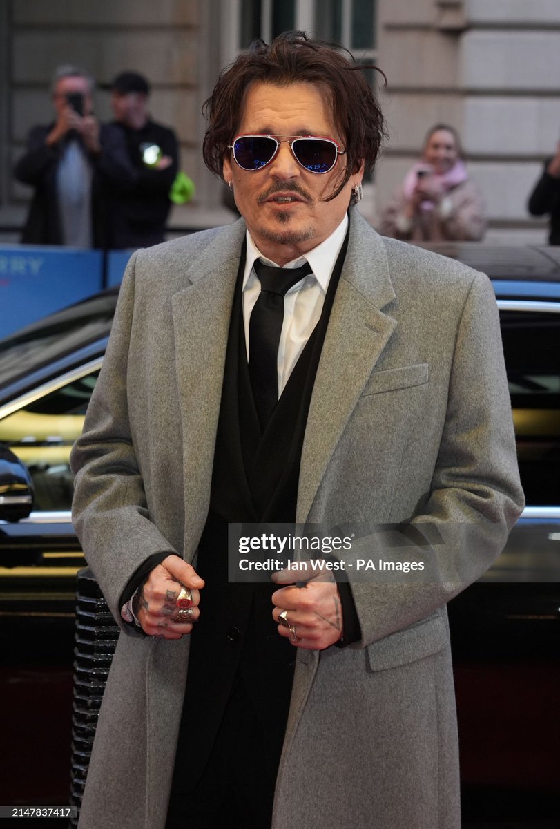 Annhasquestions's tweet image. #JeanneDuBarry #JohnnyDepp #LookingGood