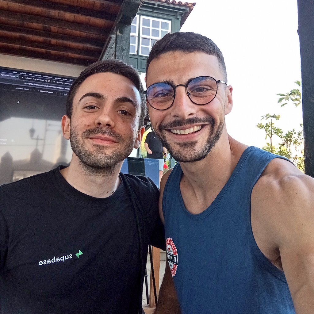 En el meetup de #SupabaseTenerife con el bueno de <a href="/pheralb_/">Pablo</a> . Gracias <a href="/Sector7dev/">Sector 𝟳</a> 🙏🙌