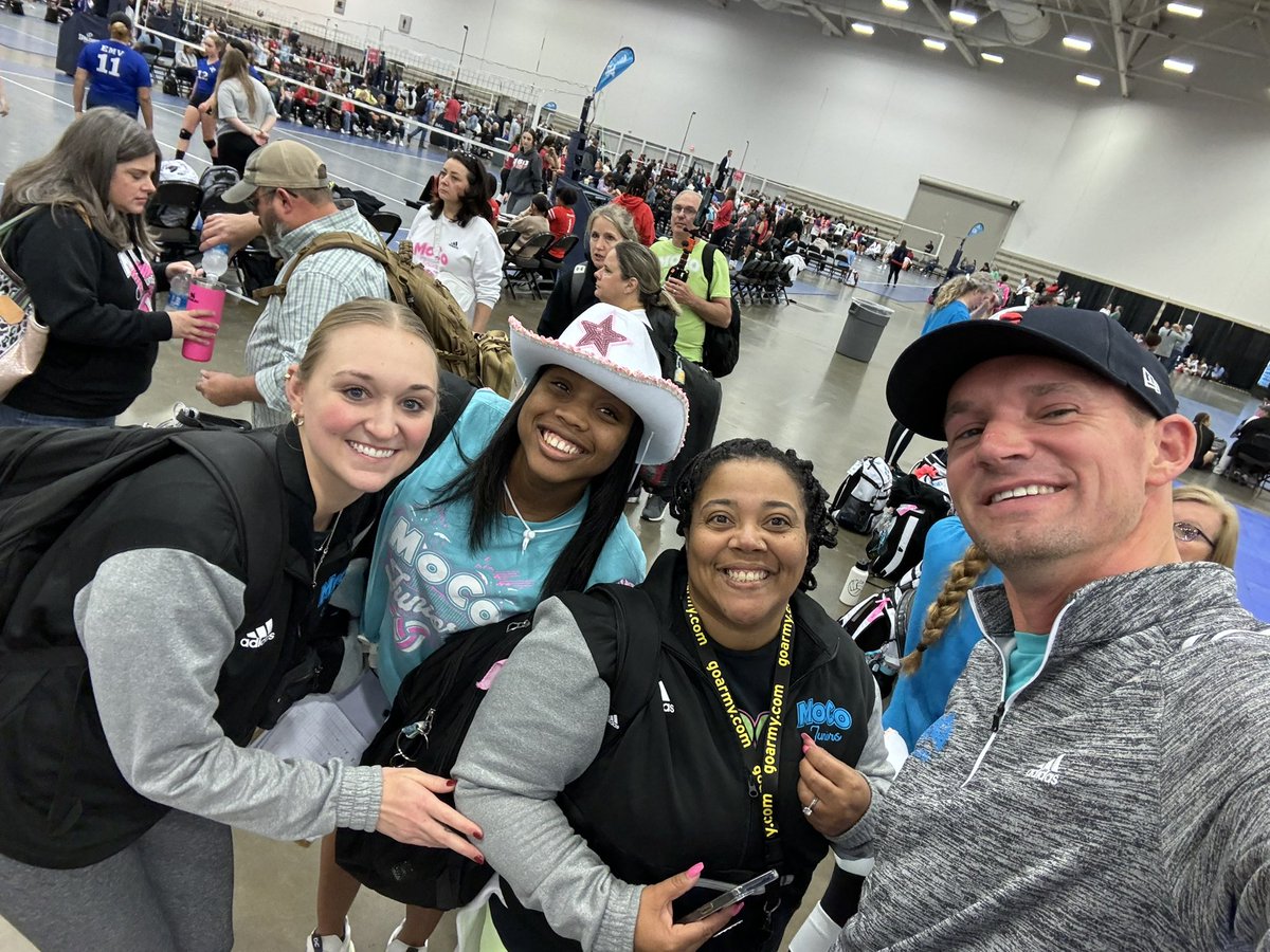 MoCoJrsVBC's tweet photo. MoCo Jrs 15 Adidas is also final four bound at Lone Star Classic! 💕
#MoCoFam #MoCoWorldwide 
#lonestarclassic https://t.co/sZO9z2EXDi
