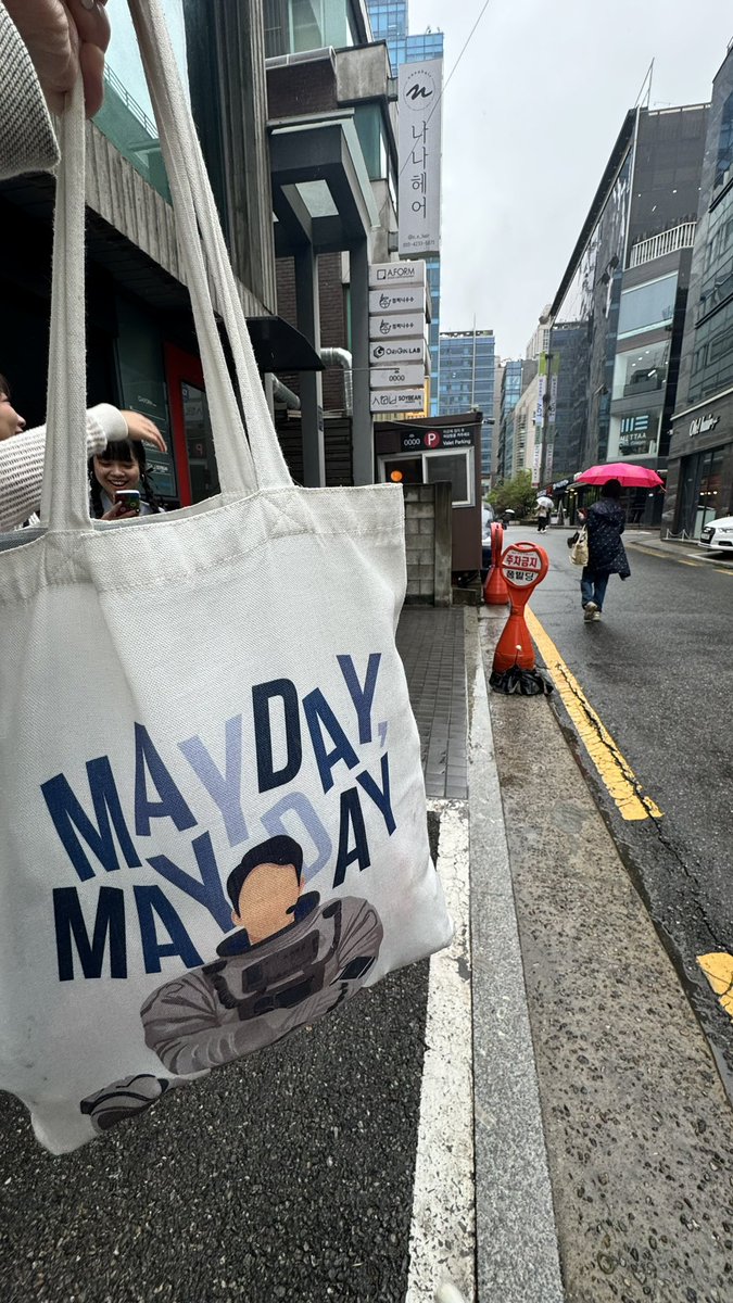 nikkio96's tweet photo. Look, @3brokechingus @claraltan - brought your Mayday tote to @companysoosoo_ to pay homage! 🫶🏻🤍 https://t.co/s7OHitUCtd
