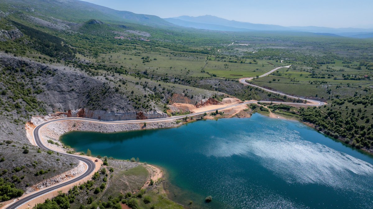 Istočna strana Peručkog jezera je u potpunosti asfaltirana, što je idealno za vožnju biciklom jer je promet slab, gotovo da ga i nema. Nakon nekoliko tjedana svakodnevnog snimanja od sutra krećemo s objavama s projekta #UpoznajmoHrvatsku ❤️