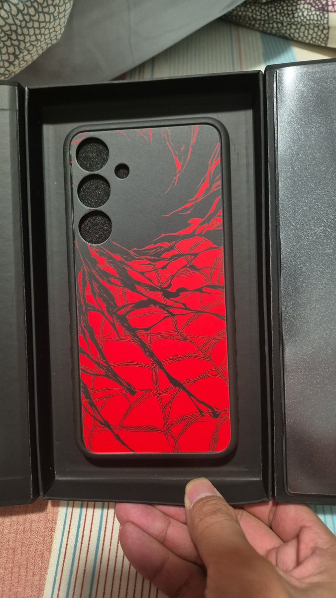 JeffreyFung's tweet photo. I think this is really cool, way better than the brand that copied some of @dbrand designs, I only wish I didn't have to install my own sticker, but it's still pretty cool https://t.co/uGxUncbCB8