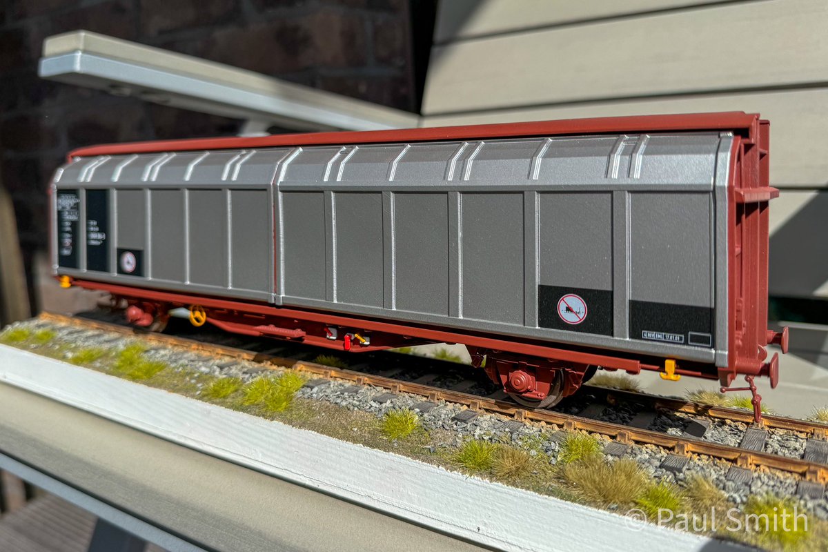 WidnesRoad's tweet photo. Amazing what you can achieve with a 3D printer and a little modelling skills. Working with my Danish π©π° friend who has the printer we have produced this 1:45 scale Hbbillns van from the original drawings. All the post printing assembly and painting is my work. #madenotbought https://t.co/xBO9WpLEju