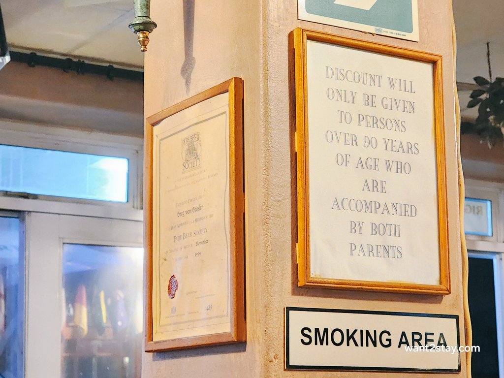 🗣I am not impressed by this pub discount. The sign says: 'Discount will only be given to persons over 90 years of age who are accompanied by both parents.' What if my one parent is visiting friends and cannot make it?