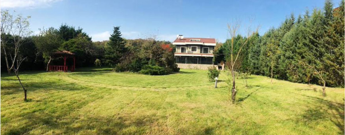 Bu cennet gibi arsanın içindeki bina oğlumun anaokulu.

Adı Bilgi Kozası Kemerburgaz.

Okulun kapısını seçimlerde Eyüpsultan'ı kaybeden AKP belediyesi, arife günü mesai saatinin son 5 dakikası içinde mühürledi.

Sahte bir deprem raporunu dayanak göstererek mühürlediler okulu,