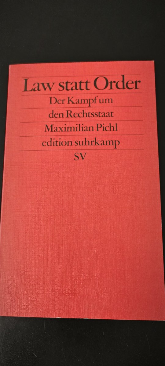 Der #RAV gratuliert @MXPichl zu seinem heute erschienenen Buch 'Law statt Order' (edition suhrkamp). Nicht der strafende und ordnende Staat steht im Zentrum rechtsstaatlichen Denkens, sondern die Einhegung staatlicher Macht. #LawStattOrder #Rechtsstaat