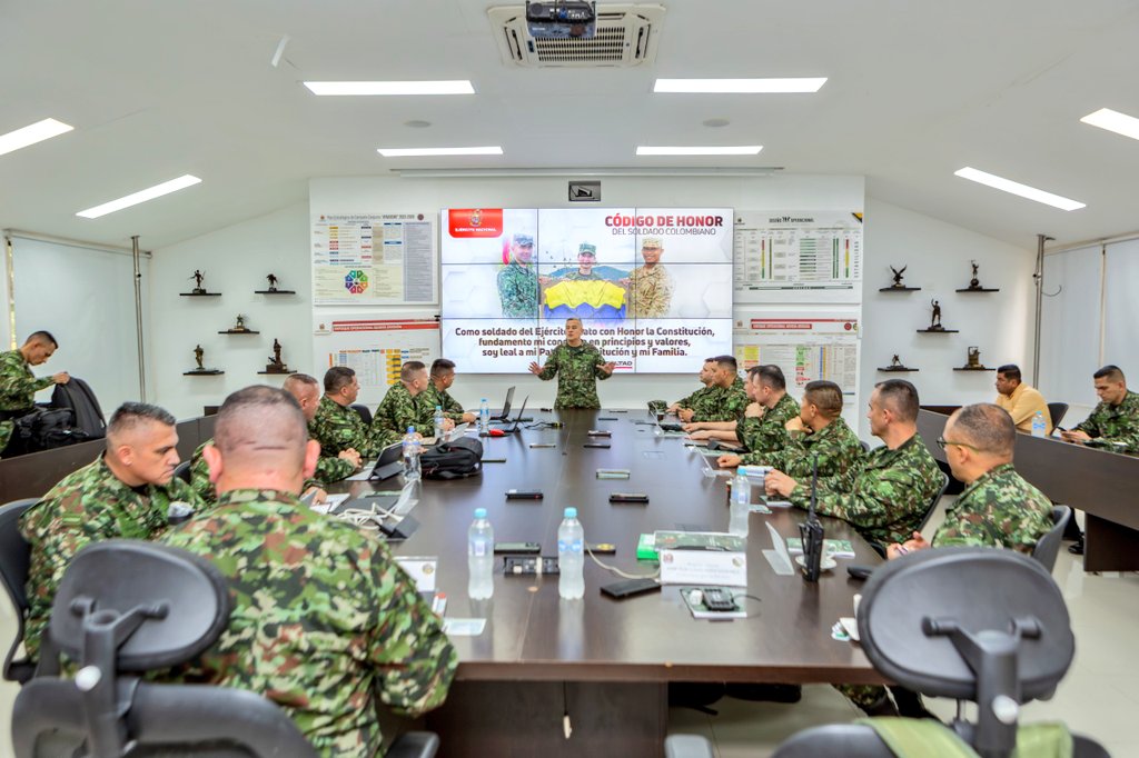 Ejercito_Div5's tweet photo. #Hoy, El señor Brigadier General Cdte de @Ejercito_Div5, visita las tropas de la #NovenaBrigada en el #Huila, analizando los avances operacionales y alentando a sus hombres y mujeres a seguir trabajando en pro de la seguridad del territorio Opita.  #PatriaHonorLealtad. https://t.co/nK5lwLuVea