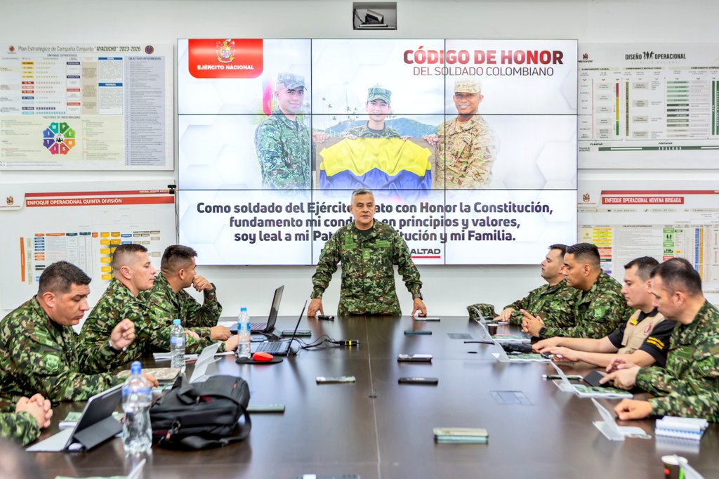 #Hoy, El señor Brigadier General Cdte de @Ejercito_Div5, visita las tropas de la #NovenaBrigada en el #Huila, analizando los avances operacionales y alentando a sus hombres y mujeres a seguir trabajando en pro de la seguridad del territorio Opita. #PatriaHonorLealtad.