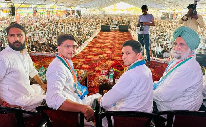 TejaSenaRaj's tweet photo. @1stIndiaNews @AnilChopra_ @DeependerSHooda @Sukhjinder_INC @INCRajasthan शायद पैसे चाहिए किसान के बेटे के पास इसको देने के लिए पैसे नहीं हैं 10- 15 लाख वाला पैकेज किसान का बेटा नहीं ख़रीद पा रहा है । https://t.co/kOazLAqNIk